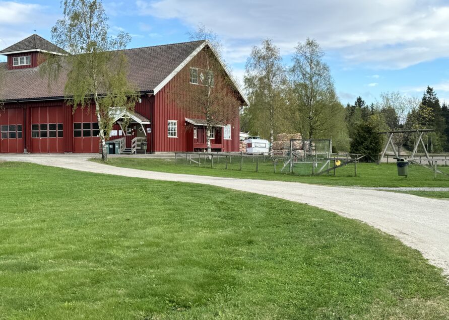 Sanitæranlegg i enden av låven - camping bobil caravan