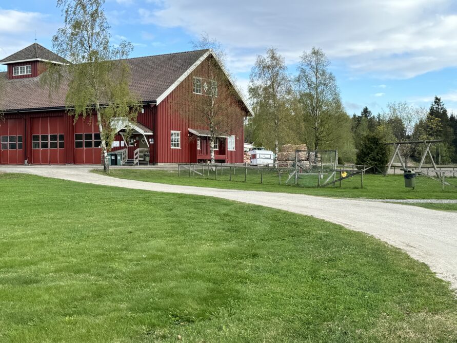 Sanitæranlegg i enden av låven - camping bobil caravan